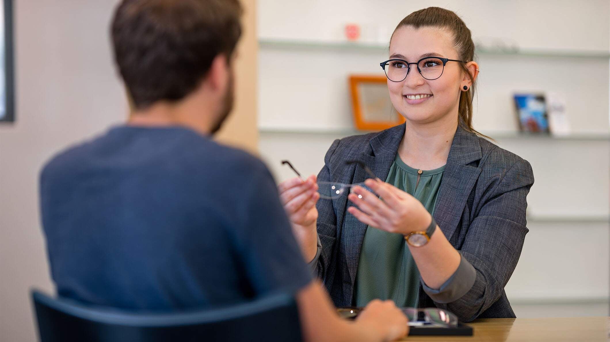Optik – Optiker Wolhusen – Schüpfheim- Optiker Schweiz – Steffen AG – Augenoptik – Bijouterie - Optik Uhren Schmuck - Brillen - Gleitsichtbrillen - Sonnenbrillen - Kontaktlinsen - Linsenmittel - Pflegemittel - Herrenbrillen - Damenbrillen - Kinderbrillen - Lesebrillen - Blaufilter-Brillen - Varilux-Spezialist - Gleitsichtgläser- Sehtest - Myopiemanagement - Brillenglasbestimmung - Optometrische Gesundheitsuntersuchung - Kontaktlinsen-Anpassung - Kontaktlinsen-Nachkontrolle - Kontaktlinsen-Lieferservice – Uhren – Schmuck – Trauringe – Modeschmuck – Augengesundheit – Kreuzli – Firmung – Fossil – Perlen – Gold- und Silberschmuck – Tissot – Certina – Boccia – T-Touch – Reparaturen – Probetragen – Arbeitsplatzbrillen – Schiessbrillen – Computerbrillen – Smartwatch – Trockenes Auge – Augendruckmessung – Gesichtsfeld-Messung – Sehprofil – Übernacht-Kontaktlinsen – Ortho-K – Sklerallinsen – Netzhaut – Hornhaut – Tränenfilm